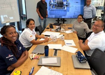 TotalEnergies e1759365789651 TotalEnergies Suriname heeft haar tweede technische training in Paramaribo georganiseerd ter voorbereiding op de offshore-operaties van het Gran Morgu-project. Het programma richtte zich op de interpretatie van FPSO-processen en schema’s en moet Surinaamse ingenieurs klaarstomen voor de toekomstige olieproductie op zee...