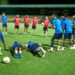 Training Natio1 Doelpunten maken is altijd het moeilijkste ding in voetbal. Nog moeilijker is scoren wanneer het moet, wanneer het publiek en het team dat verwachten. Natio moet vrijdag winnen om zijn koppositie in Groep-A te behouden. Wie werkt de ballen in het doel en wie zorgt voor de assists? Het goede nieuws is dat Suriname beschikt over aanvallers, middenvelders en verdedigers, die doelpunten kunnen maken.