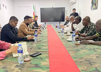 Verbetering positie veteranen en ex1 Minister Uraiqit Ramsaran van Defensie heeft op dinsdag 28 oktober 2025 een kennismakings- en verkennend gesprek gevoerd met het bestuur van de Vereniging Surinaamse Veteranen en Ex-Militairen (VSVEM).