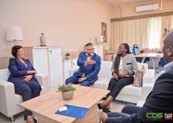 WhatsApp Image 2025 10 02 at 16.21.05 2 1536x1022 1 President Jennifer Simons heeft op donderdag een kennismakingsbezoek gehad van Sébastien Sigouin, de niet-residerende ambassadeur van Canada. Het onderhoud vond plaats op het Kabinet van de President in aanwezigheid van minister Melvin Bouva van Buitenlandse Zaken, Internationale Handel en Samenwerking (BIS).