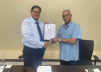 WhatsApp Image 2025 10 06 at 10.25.45 PM De Vooruitstrevende Hervormingspartij (VHP) heeft het evaluatierapport over de recente verkiezingen officieel in ontvangst genomen. Voorzitter Chandrikapersad Santokhi kondigde aansluitend een brede consultatieronde aan en werkt toe naar een geïntegreerd actieplan...