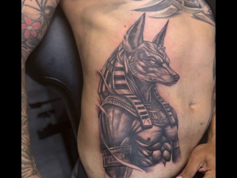 WhatsApp Image 2025 10 06 at 15.01.32 In de Surinaamse tattoo-wereld is zijn naam niet meer weg te denken: Marvink, oftewel Marvin Bourne, de man die kunst, discipline en identiteit samenbrengt in inkt...