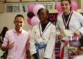 WhatsApp Image 2025 10 06 at 8.03.20 AM Het ministerie van Jeugdontwikkeling en Sport (MinJOS) heeft het ‘Pink Fight Fest – Martial Arts Girl’ gesteund, een evenement dat meisjes en jonge vrouwen via judo, taekwondo en kickboksen in hun kracht zet en aandacht vraagt voor borstkanker...