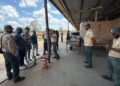 WhatsApp Image 2025 10 07 at 11.38.35 AM "De Energie Bedrijven Suriname heeft geen illegale houten elektriciteitspalen opgekocht. Het bedrijf heeft de juiste procedures gevolgd bij het kopen van materiaal." Dit benadrukte Rajshree Patandin, hoofd afdeling Procurement EBS gisteren tijdens een persmoment op het terrein van het bedrijf te Dijkveld...