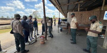 WhatsApp Image 2025 10 07 at 11.38.35 AM "De Energie Bedrijven Suriname heeft geen illegale houten elektriciteitspalen opgekocht. Het bedrijf heeft de juiste procedures gevolgd bij het kopen van materiaal." Dit benadrukte Rajshree Patandin, hoofd afdeling Procurement EBS gisteren tijdens een persmoment op het terrein van het bedrijf te Dijkveld...