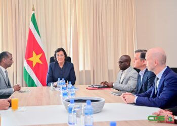 WhatsApp Image 2025 10 07 at 3.04.52 PM President Jennifer Simons heeft dinsdag een delegatie van Deutsche Bank ontvangen voor een oriënterend gesprek over de ontwikkeling van Internationally Transferred Mitigation Outcomes (ITMO's), een relatief nieuw mechanisme onder het Klimaatakkoord van Parijs dat vergelijkbaar is met carbon credits. Suriname zou daarmee mogelijk één van de eerste landen ter wereld zijn die ITMO's uitgeeft.