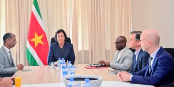 WhatsApp Image 2025 10 07 at 3.04.52 PM President Jennifer Simons heeft dinsdag een delegatie van Deutsche Bank ontvangen voor een oriënterend gesprek over de ontwikkeling van Internationally Transferred Mitigation Outcomes (ITMO's), een relatief nieuw mechanisme onder het Klimaatakkoord van Parijs dat vergelijkbaar is met carbon credits. Suriname zou daarmee mogelijk één van de eerste landen ter wereld zijn die ITMO's uitgeeft.