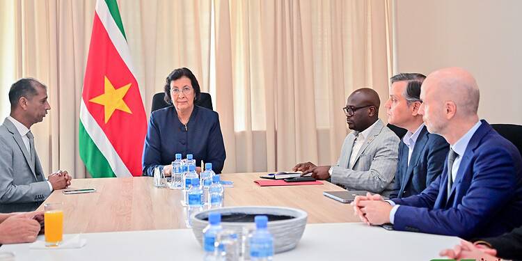 WhatsApp Image 2025 10 07 at 3.04.52 PM President Jennifer Simons heeft dinsdag een delegatie van Deutsche Bank ontvangen voor een oriënterend gesprek over de ontwikkeling van Internationally Transferred Mitigation Outcomes (ITMO's), een relatief nieuw mechanisme onder het Klimaatakkoord van Parijs dat vergelijkbaar is met carbon credits. Suriname zou daarmee mogelijk één van de eerste landen ter wereld zijn die ITMO's uitgeeft.