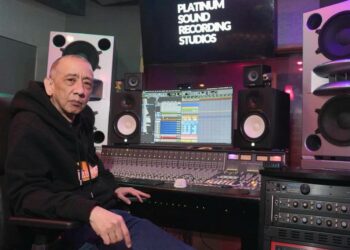 WhatsApp Image 2025 10 08 at 15.36.20 2 Wie Serge “Sergical” Tsai vandaag ontmoet in zijn New Yorkse studio, hoort geen accent, maar voelt een ritme. Een ritme dat zijn oorsprong vindt in de warme straten van Paramaribo, waar Serge als jonge muzikant zijn eerste stappen zette in de wereld van geluid, muziek en emotie...