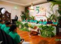 WhatsApp Image 2025 10 09 at 17.56.45 2 1536x1024 1 De Nationale Commissie 50 jaar Srefidensi heeft de viering van 25 november voorlopig begroot op SRD 65 miljoen. Met een mix van sponsoring en leveranciersbijdragen wil de commissie de druk op de overheidsfinanciën zo klein mogelijk houden en tegelijk brede maatschappelijke betrokkenheid realiseren.