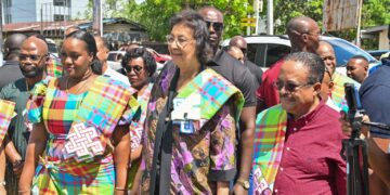 WhatsApp Image 2025 10 10 at 12.36.27 1536x1021 1 Op de Dag der Marrons heeft vicepresident Gregory Rusland benadrukt dat de historische strijd van marrons niet alleen om vrijheid ging, maar vooral om het opbouwen van duurzame, zelf georganiseerde gemeenschappen. Die veerkracht moet volgens de regering richtinggevend zijn voor Surinames verdere ontwikkeling.