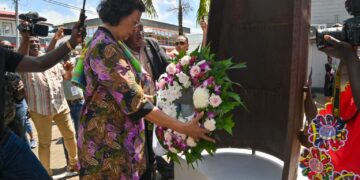 WhatsApp Image 2025 10 10 at 12.36.28 1536x1021 1 President Jennifer Simons heeft op vrijdag 10 oktober, tijdens de viering van de Dag der Marrons op het Plein van 10 oktober 1760, haar waardering uitgesproken voor Inheemsen en tribale volken en opgeroepen tot nationale eenheid als voorwaarde voor ontwikkeling.