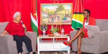WhatsApp Image 2025 10 12 at 8.15.08 AM 1 De Surinaamse ambassade in Georgetown organiseerde op 10 oktober een storytelling-avond rond ‘Hoe duur was de suiker’, gebracht door schrijfster Cynthia Mc Leod. Het evenement onderstreepte de nauwe culturele band tussen Suriname en Guyana.