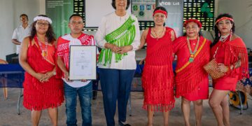 WhatsApp Image 2025 10 13 at 21.24.12 Bigi Poika is officieel erkend als voorbeelddorp voor duurzaam bosbeheer. Met de uitreiking van FSC-certificaten (Forest Stewardship Council) aan de gemeenschap onderstreepte president Jennifer Simons dat het dorp aantoonbaar werkt volgens internationale normen voor verantwoord bosgebruik en natuurbehoud. De erkenning draagt bij aan continue verbeterprocedures en versterkt de positie van lokale gemeenschappen in het beheer van hun leefgebied.