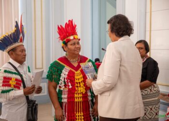 WhatsApp Image 2025 10 14 at 4.48.29 PM 3 1536x1024 1 De Vereniging van Inheemse Dorpshoofden in Suriname (VIDS) heeft het nationale FPIC-protocol officieel aangeboden aan president Jennifer Simons en DNA-voorzitter Ashwin Adhin. Het document moet richting geven aan erkenning van rechten, demarcatie van gebieden en duurzame ontwikkeling voor inheemse volken.