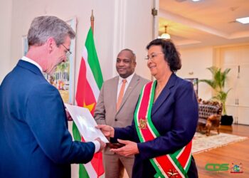 WhatsApp Image 2025 10 15 at 15.56.08 1536x1070 1 President Jennifer Simons ontving woensdag de geloofsbrieven van de niet-residerende ambassadeurs van Oostenrijk, Portugal en Panama. De drie landen onderstreepten daarbij hun bereidheid om de bilaterale samenwerking met Suriname te verdiepen, met aandacht voor economie, onderwijs, klimaat en duurzame ontwikkeling.