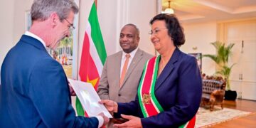 WhatsApp Image 2025 10 15 at 15.56.08 1536x1070 1 President Jennifer Simons ontving woensdag de geloofsbrieven van de niet-residerende ambassadeurs van Oostenrijk, Portugal en Panama. De drie landen onderstreepten daarbij hun bereidheid om de bilaterale samenwerking met Suriname te verdiepen, met aandacht voor economie, onderwijs, klimaat en duurzame ontwikkeling.