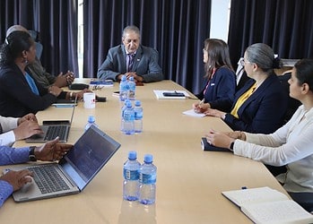 WhatsApp Image 2025 10 16 at 14.08.44 De onderminister van Volksgezondheid, Welzijn en Arbeid (VWA), Raj Jadnanansing, ontving woensdag 15 oktober 2025 een IDB-missie onder leiding van Margarita Hernandez. Centraal stond de voortgang van het project ‘Labor Market Alignment with New Industries’, gericht op een sterkere aansluiting tussen vraag en aanbod op de arbeidsmarkt.