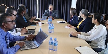 WhatsApp Image 2025 10 16 at 14.08.44 De onderminister van Volksgezondheid, Welzijn en Arbeid (VWA), Raj Jadnanansing, ontving woensdag 15 oktober 2025 een IDB-missie onder leiding van Margarita Hernandez. Centraal stond de voortgang van het project ‘Labor Market Alignment with New Industries’, gericht op een sterkere aansluiting tussen vraag en aanbod op de arbeidsmarkt.