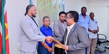 WhatsApp Image 2025 10 16 at 8.11.44 PM 1536x1071 1 De parastatale bedrijven FAI N.V., SAIL N.V. en SURZWAM N.V. hebben nieuwe Raden van Commissarissen gekregen. De installatie vond donderdag 16 oktober plaats door LVV-minister Mike Noersalim, die tegelijk aankondigde dat snelle doorlichtingen (quick scans) bij alle drie bedrijven worden uitgevoerd.