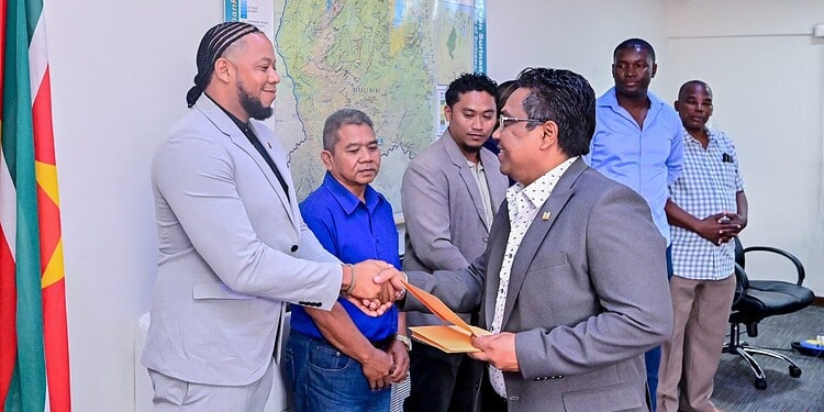 WhatsApp Image 2025 10 16 at 8.11.44 PM 1536x1071 1 De parastatale bedrijven FAI N.V., SAIL N.V. en SURZWAM N.V. hebben nieuwe Raden van Commissarissen gekregen. De installatie vond donderdag 16 oktober plaats door LVV-minister Mike Noersalim, die tegelijk aankondigde dat snelle doorlichtingen (quick scans) bij alle drie bedrijven worden uitgevoerd.