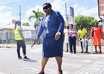 WhatsApp Image 2025 10 17 at 01.11.36 2 1 Minister Diana Pokie (SoZaVo) bezocht donderdag 16 oktober de Nationale Stichting voor Blinden en Slechtzienden in Suriname (NSBS) in het kader van Witte Stokkendag. Zij riep op tot meer bewustwording, betere toegankelijkheid en nauwere samenwerking om de zelfstandigheid van mensen met een visuele beperking te vergroten.