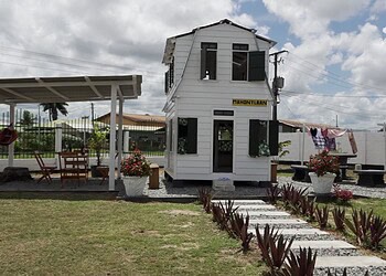 WhatsApp Image 2025 10 17 at 14.22.49 1 De Stichting Arbeidsmobilisatie en Ontwikkeling (SAO) heeft vrijdag het houten miniatuurhuis SAO Oso Tori Oso feestelijk in gebruik genomen aan de Difoestraat in Geyersvlijt.