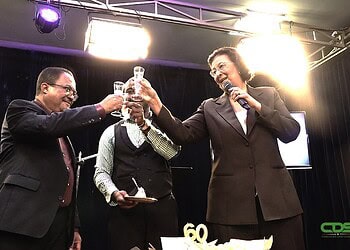 WhatsApp Image 2025 10 17 at 16.49.35 De Surinaamse Televisie Stichting (STVS) vierde vrijdag 17 oktober haar 60-jarig bestaan in aanwezigheid van president Jennifer Geerlings-Simons, vicepresident Gregory Rusland en minister Marinus Bee. Het jubileum markeert zes decennia nieuws, educatie en ontspanning sinds de oprichting op 20 oktober 1965.