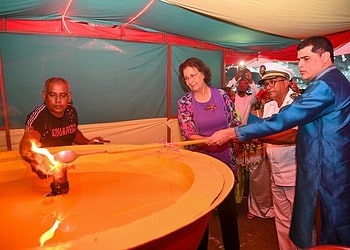 WhatsApp Image 2025 10 17 at 23.50.21 1536x1021 1 President Jennifer Geerlings-Simons heeft vrijdag in Groningen, district Saramacca, samen met parlementsvoorzitter Ashwin Adhin en districtscommissaris Aniel Ramautar een symbolische dia aangestoken ter gelegenheid van Diváli.