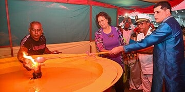 WhatsApp Image 2025 10 17 at 23.50.21 1536x1021 1 President Jennifer Geerlings-Simons heeft vrijdag in Groningen, district Saramacca, samen met parlementsvoorzitter Ashwin Adhin en districtscommissaris Aniel Ramautar een symbolische dia aangestoken ter gelegenheid van Diváli.