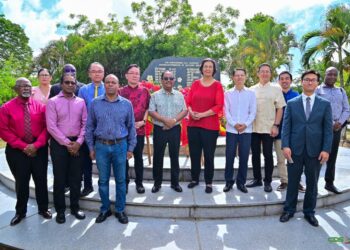 WhatsApp Image 2025 10 20 at 11.18.44 1536x1021 1 Met kransleggingen op het Vriendschapsplein in Paramaribo is maandag 20 oktober 2025 stilgestaan bij 172 jaar Chinese immigratie in Suriname. President Jennifer Simons, vicepresident Gregory Rusland en ambassadeur Lin Ji benadrukten de historische band en hedendaagse bijdrage.