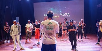 WhatsApp Image 2025 10 21 at 12.00.46 PM De internationaal gerenommeerde danser en choreograaf Giannini Semedo Moreira deelde op 14 oktober in het On Stage Theater zijn auditie-ervaringen met dertig ambitieuze Surinaamse dansers. Met een realistische auditiesimulatie liet hij zien wat nodig is om internationaal door te breken.