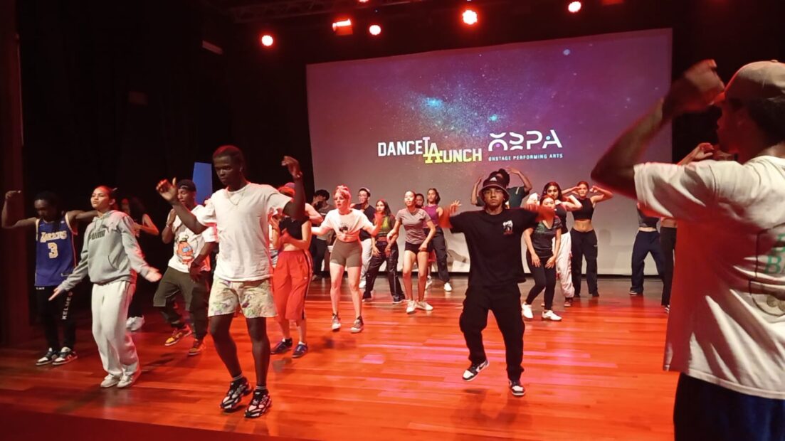 WhatsApp Image 2025 10 21 at 12.00.47 PM De internationaal gerenommeerde danser en choreograaf Giannini Semedo Moreira deelde op 14 oktober in het On Stage Theater zijn auditie-ervaringen met dertig ambitieuze Surinaamse dansers. Met een realistische auditiesimulatie liet hij zien wat nodig is om internationaal door te breken.