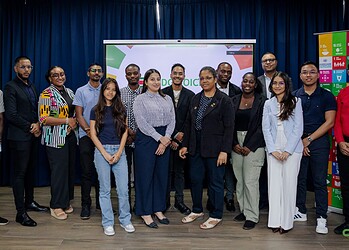 WhatsApp Image 2025 10 21 at 3.08.57 PM 1 1536x878 1 In aanloop naar de VN-verjaardag op vrijdag 24 oktober 2025 organiseerde het ministerie van Buitenlandse Zaken, Internationale Handel en Samenwerking (BIS) op dinsdag 21 oktober een SDG Voices meeting. De sessie stond in het teken van kennisoverdracht over de 17 Sustainable Development Goals (SDG’s) en het stimuleren van jongeren om actief bij te dragen aan duurzame ontwikkeling.