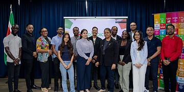 WhatsApp Image 2025 10 21 at 3.08.57 PM 1 1536x878 1 In aanloop naar de VN-verjaardag op vrijdag 24 oktober 2025 organiseerde het ministerie van Buitenlandse Zaken, Internationale Handel en Samenwerking (BIS) op dinsdag 21 oktober een SDG Voices meeting. De sessie stond in het teken van kennisoverdracht over de 17 Sustainable Development Goals (SDG’s) en het stimuleren van jongeren om actief bij te dragen aan duurzame ontwikkeling.