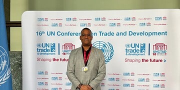 WhatsApp Image 2025 10 23 at 11.40.17 1 1536x1152 1 Suriname heeft tijdens UNCTAD 16 (20–23 oktober 2025) in Genève gepleit voor duurzame economische groei, digitale transformatie en eerlijke handel. Minister Andrew Baasaron (EZOTI) onderstreepte dat internationale samenwerking cruciaal is voor innovatie en versterking van mkmo’s.