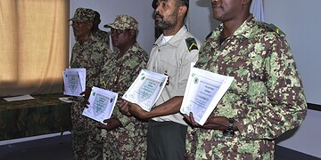 WhatsApp Image 2025 10 28 at 02.00.48 Ruim twintig militairen rondden maandag 27 oktober 2025 de Groepscommandantencursus 2025-01 met succes af bij het Instituut voor Defensie Opleidingen (IDO). In totaal hebben 21 cursisten uit verschillende onderdelen van het Nationaal Leger het traject doorlopen en hun certificaat in ontvangst genomen.