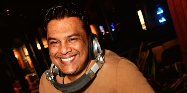 WhatsApp Image 2025 10 28 at 17.29.52 e1761909461535 Elke week gonst het op de radio van gelach, geroezemoes en livemuziek wanneer Radio 10 weer uitzendt vanuit de legendarische bierpub Wan Bon. Daar hoor je stemmen als Steven “Feddie” van Frederikslust en Bobby Doerga enthousiast praten over de man die die avonden tot leven wekt: DJ Jerry Jay.