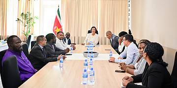 WhatsApp Image 2025 10 28 at 2.10.02 PM 2 De toerismesector moet niet alleen meer bezoekers aantrekken, maar vooral ook voor meer werkgelegenheid zorgen. Met dat doel heeft president Jennifer Simons op dinsdag 28 oktober de Presidentiële Werkgroep ‘Toerismeontwikkeling’ ingesteld. De groep krijgt zes maanden de tijd om knelpunten en prioriteiten in de sector in kaart te brengen en oplossingen voor te stellen.