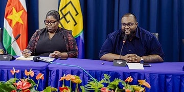 WhatsApp Image 2025 10 28 at 9.30.30 AM De coördinator van Communicatie van het Kabinet van de President, Previen Sewnath, die de werkgroep Communicatie leidt van het staatsbezoek van koning Willem-Alexander en zijn delegatie, heeft tijdens een informatiebijeenkomst op het ministerie van Buitenlandse Zaken, Internationale Handel en Samenwerking aangegeven dat de Nederlandse media geen voorkeursbehandeling zullen krijgen...