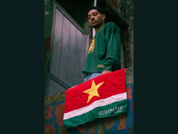 Zen Edhard (Orga): Tussen Suriname en Brazilië, de ziel van twee werelden 3 WhatsApp Image 2025 10 29 at 10.48.16 In de wereld van muziek bestaan artiesten die niet alleen een stem hebben, maar ook een verhaal dat de ziel raakt. Orga, geboren Zen Ibrahim Edhard, is zo’n artiest.