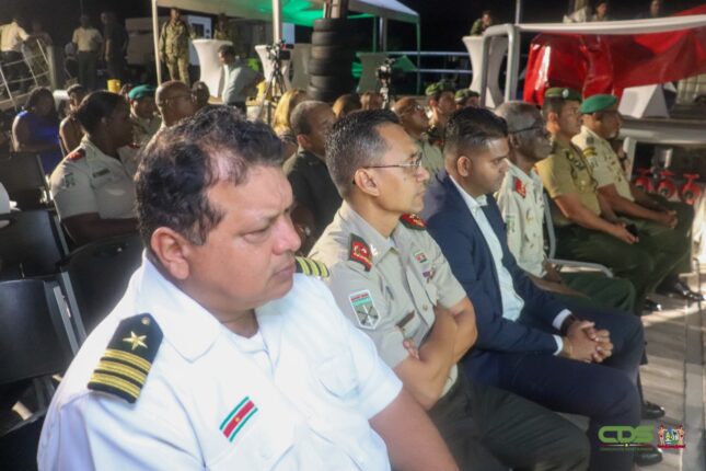 WhatsApp Image 2025 10 30 at 23.08.01 Het Nationaal Leger heeft 18 officieren bevorderd tot een hoger tactisch niveau. De militairen rondden met succes de Voortgezette Officiersopleiding (VOO) af en ontvingen op 30 oktober 2025 hun certificaat bij het Instituut voor Defensie Opleidingen.