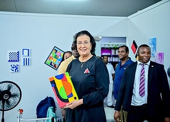 WhatsApp Image 2025 10 30 at 7.21.51 PM 1 President Jennifer Simons heeft op donderdag 30 oktober 2025 een werkbezoek gebracht aan vier instellingen die zorg en onderwijs bieden aan kinderen met een speciale hulpvraag. Ze benadrukte daarbij dat deze kinderen volwaardig moeten kunnen meedoen in de Surinaamse samenleving en recht hebben op een menswaardig bestaan.