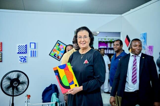 WhatsApp Image 2025 10 30 at 7.21.51 PM 1 President Jennifer Simons heeft op donderdag 30 oktober 2025 een werkbezoek gebracht aan vier instellingen die zorg en onderwijs bieden aan kinderen met een speciale hulpvraag. Ze benadrukte daarbij dat deze kinderen volwaardig moeten kunnen meedoen in de Surinaamse samenleving en recht hebben op een menswaardig bestaan.