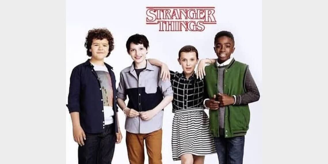 WhatsApp Image 2025 10 31 at 13.04.59 1 Sinds de première in 2016 heeft "Stranger Things" zich ontwikkeld van een mysterieuze Netflixserie tot een wereldwijd cultureel fenomeen. Wat begon als een eerbetoon aan de jaren ’80 is uitgegroeid tot een van de meest geliefde series van het decennium – en met seizoen 5 in aantocht, bereidt de wereld zich voor op een epische finale.