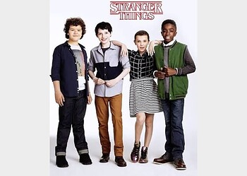 WhatsApp Image 2025 10 31 at 13.04.59 1 Sinds de première in 2016 heeft "Stranger Things" zich ontwikkeld van een mysterieuze Netflixserie tot een wereldwijd cultureel fenomeen. Wat begon als een eerbetoon aan de jaren ’80 is uitgegroeid tot een van de meest geliefde series van het decennium – en met seizoen 5 in aantocht, bereidt de wereld zich voor op een epische finale.