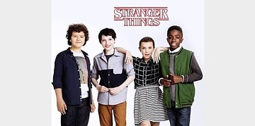 WhatsApp Image 2025 10 31 at 13.04.59 1 Sinds de première in 2016 heeft "Stranger Things" zich ontwikkeld van een mysterieuze Netflixserie tot een wereldwijd cultureel fenomeen. Wat begon als een eerbetoon aan de jaren ’80 is uitgegroeid tot een van de meest geliefde series van het decennium – en met seizoen 5 in aantocht, bereidt de wereld zich voor op een epische finale.