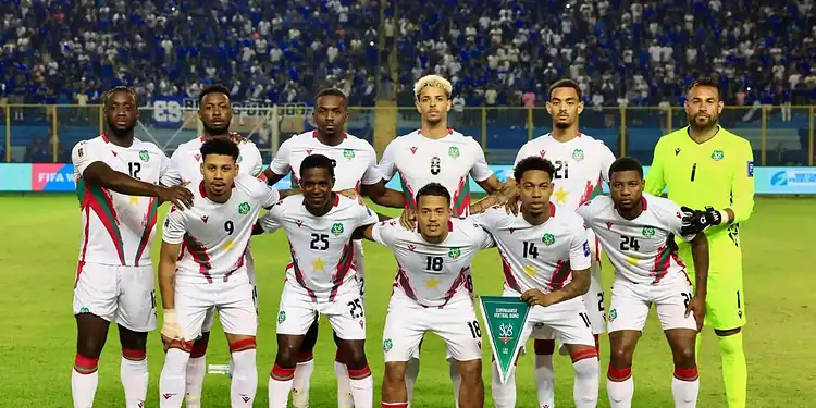 aEttN7NJEFaPX7h6 DIRECTSurinametreftopnieuwElSalvadorinpittigepouleA 002 Het was meer dan zomaar een overwinning. Toen Suriname op 8 september met 2 – 1 van El Salvador won, gebeurde er iets wat verder ging dan drie punten. Op vreemde bodem, tussen vijandig publiek en racistische spreekkoren, bleef Natio kalm.
