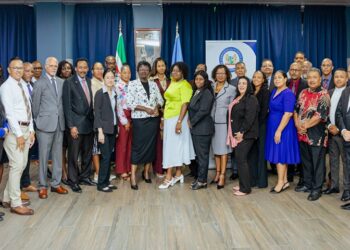 buza diplomaten Op het ministerie van Buitenlandse Zaken, Internationale Handel en Samenwerking (BIS) is vrijdag 17 oktober 2025 de “Suriname Diplomatic Course 2025” officieel geopend. De door het Suriname Diplomaten Instituut (SDI) verzorgde training moet de diplomatieke en consulaire dienst verder professionaliseren en strategisch positioneren.