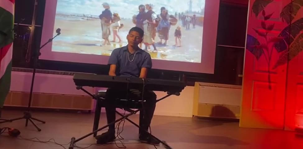 ccs toetsenist Geen gewone leerlingenpresentatie, maar een stijlvol galaconcert waarbij kwaliteit, expressie en presentatie centraal staan. De Effendi Ketwaru CCS Volksmuziekschool brengt op zondag 26 oktober in de St. Rosakerk (Prinsenstraat 10) van 18.00 tot 20.30 uur haar talenten op het podium.